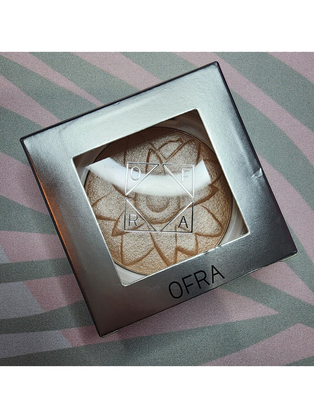 OFRA Pure Glow Finishing Powder in Light